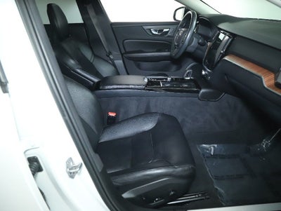 2022 Volvo S60 Recharge Plug-In Hybrid T8 R-Design Expression