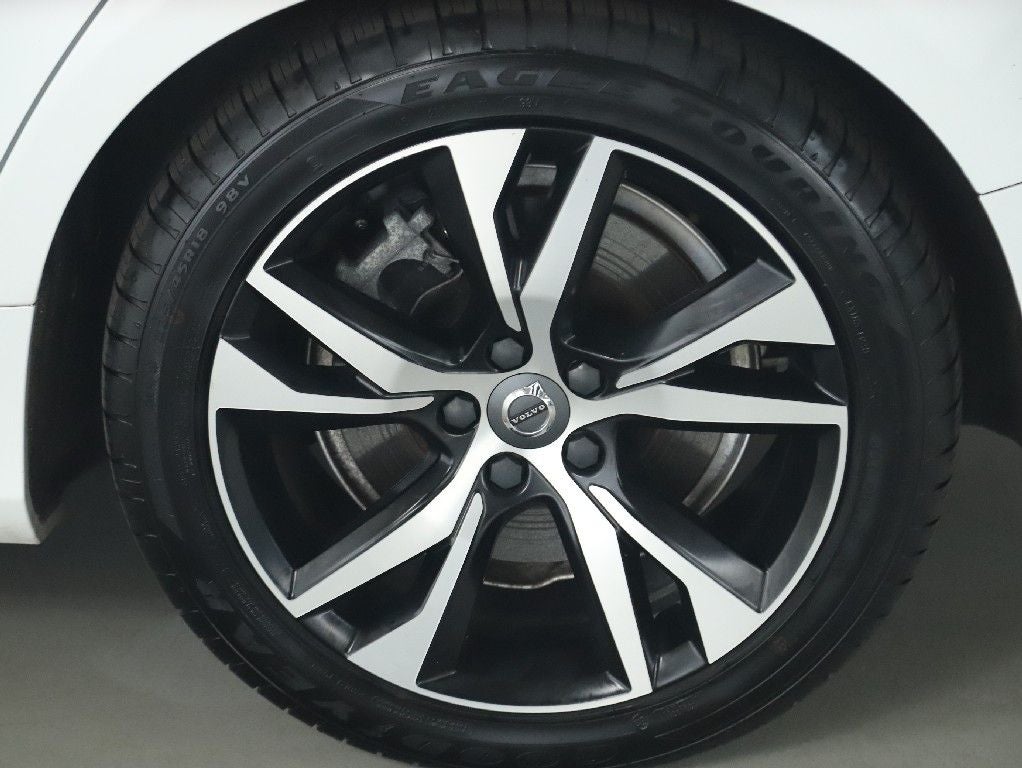 2022 Volvo S60 Recharge Plug-In Hybrid T8 R-Design Expression